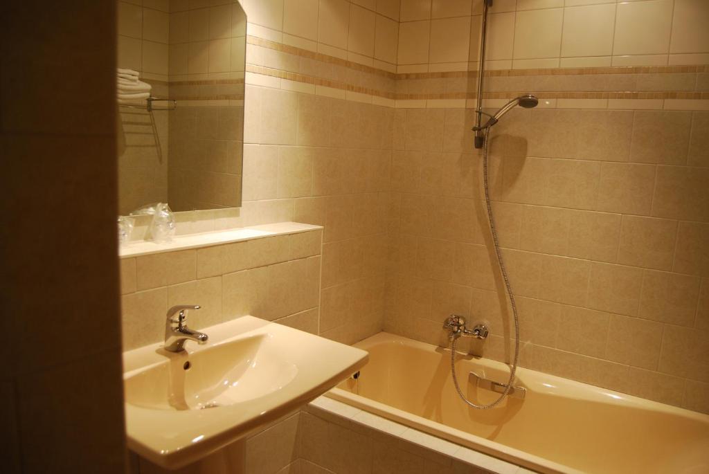 Hostellerie Gilain Achene ห้อง รูปภาพ